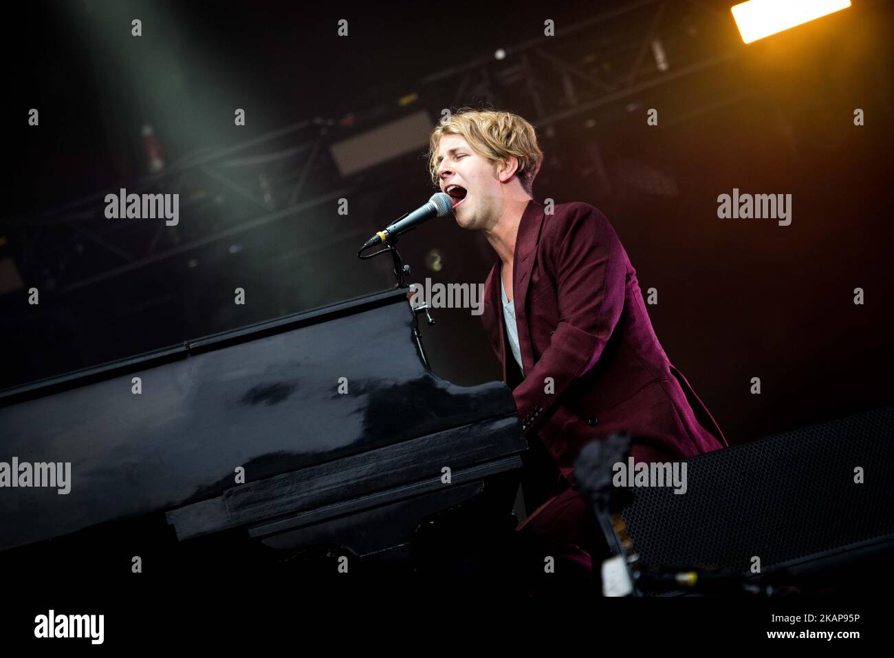 Der englische Sänger und Songwriter Tom Odell tritt am 19. Juli 2017 auf der Bühne des Moon&Stars 2017 Festivals in Locarno, Schweiz, auf. (Foto von Roberto Finizio/NurPhoto) *** Bitte nutzen Sie die Gutschrift aus dem Kreditfeld *** Stockfoto