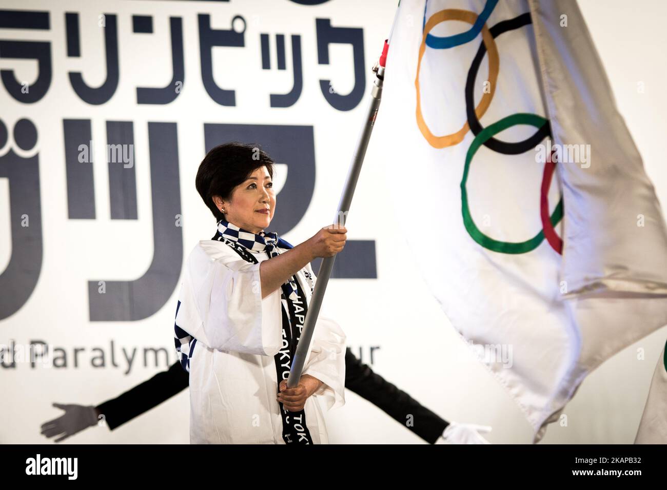 Tokyo Gov. Yuriko Koike trägt eine olympische Flagge während des Tokyo 2020 Flag Tour Festivals für die Spiele 2020 auf dem Tokyo Metropolitan Plaza in Tokyo, 24. Juli 2017. Japan begann seinen dreijährigen Countdown für die Olympischen Sommerspiele 2020 in Tokio am Montag mit Bildprojektions-Kartierungen, die auf einem Gebäude des Tokyo Metropolitan Government Office übertragen wurden. Die Spiele 2020 werden Japans erste Sommerolympiade seit den 1964 sein. (Foto von Richard Atrero de Guzman/NurPhoto) *** Bitte nutzen Sie die Gutschrift aus dem Kreditfeld *** Stockfoto