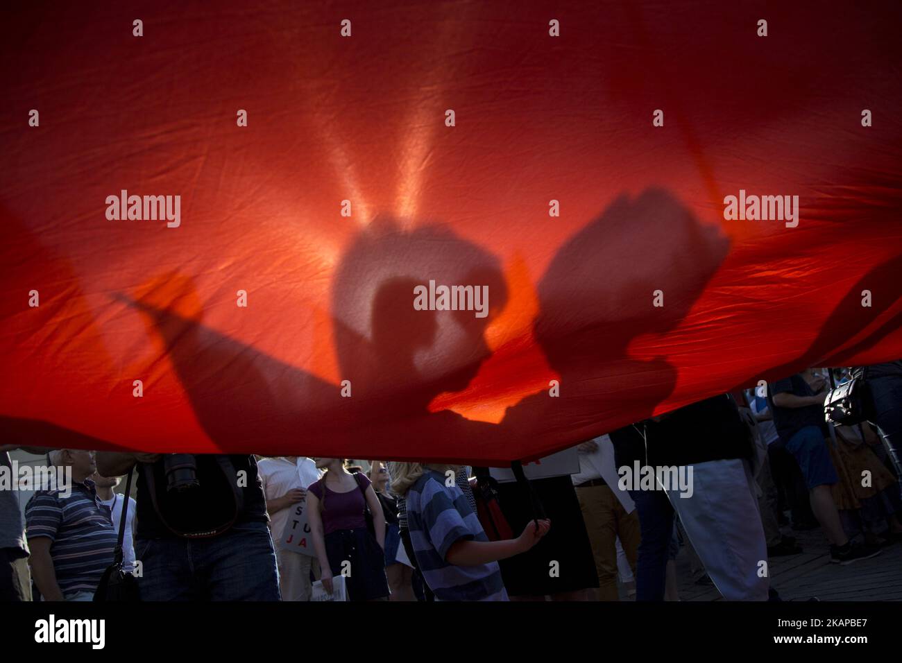 Schatten der Demonstranten auf der polnischen Flagge gesehen während des Protests gegen die Regierung Pläne von Änderungen an Polandâ €™s Justizsystem in Warschau am 25. Juli 2017. (Foto von Maciej Luczniewski/NurPhoto) *** Bitte nutzen Sie die Gutschrift aus dem Kreditfeld *** Stockfoto