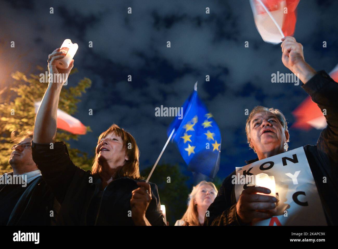 Eine regierungsfeindliche Kerzenlichtmahnwache vor dem Bezirksgericht Krakau am Mittwochabend, bei der sich Hunderte in der zehnten Nacht in Folge im Zusammenhang mit richterlichen Reformen versammelten. Am Mittwoch, den 26. Juli 2017, in Krakau, Polen. Foto von Artur Widak *** Bitte nutzen Sie die Gutschrift aus dem Kreditfeld *** Stockfoto