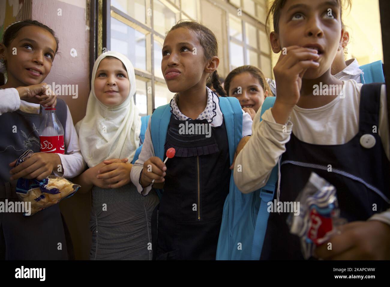Während die Kämpfe zu Ende gehen, wird West Mosul langsam wieder lebendig. Die Schulen im Südwesten sind seit Anfang Juli geöffnet, aber da viele Schulen während des Konflikts zerstört wurden, versuchen die übrigen, mit einem enormen Zustrom von Studenten fertig zu werden, während sie einen Mangel an fast allem haben. West Mosul, Irak, 27. Juli 2017 (Foto von Noe Falk Nielsen/NurPhoto) *** Bitte nutzen Sie die Gutschrift aus dem Kreditfeld *** Stockfoto