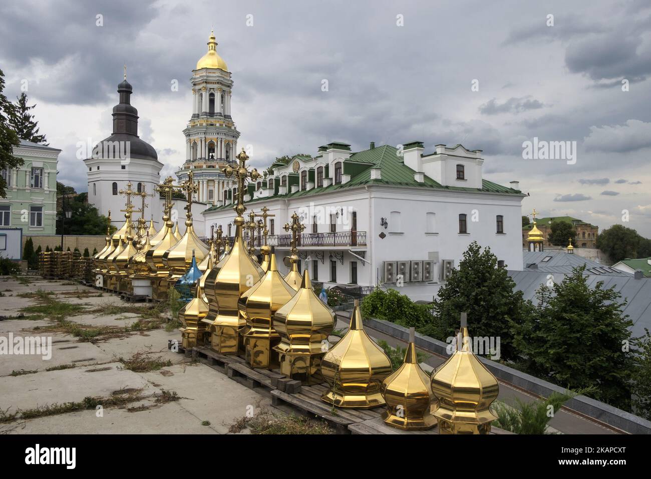 Die Kuppeln und Kreuze der Kirche werden auf dem Hof des Kirchenladens auf dem Territorium des Klosters kyevo-pecherska Lavra in Kiew, Ukraine, am 25. Juli 2017 aufbewahrt. (Foto von Maxym Marusenko/NurPhoto) *** Bitte benutzen Sie die Gutschrift aus dem Kreditfeld *** Stockfoto