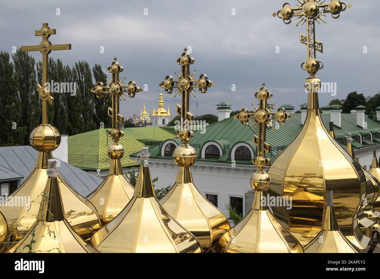 Die Kuppeln und Kreuze der Kirche werden auf dem Hof des Kirchenladens auf dem Territorium des Klosters kyevo-pecherska Lavra in Kiew, Ukraine, am 25. Juli 2017 aufbewahrt. (Foto von Maxym Marusenko/NurPhoto) *** Bitte benutzen Sie die Gutschrift aus dem Kreditfeld *** Stockfoto