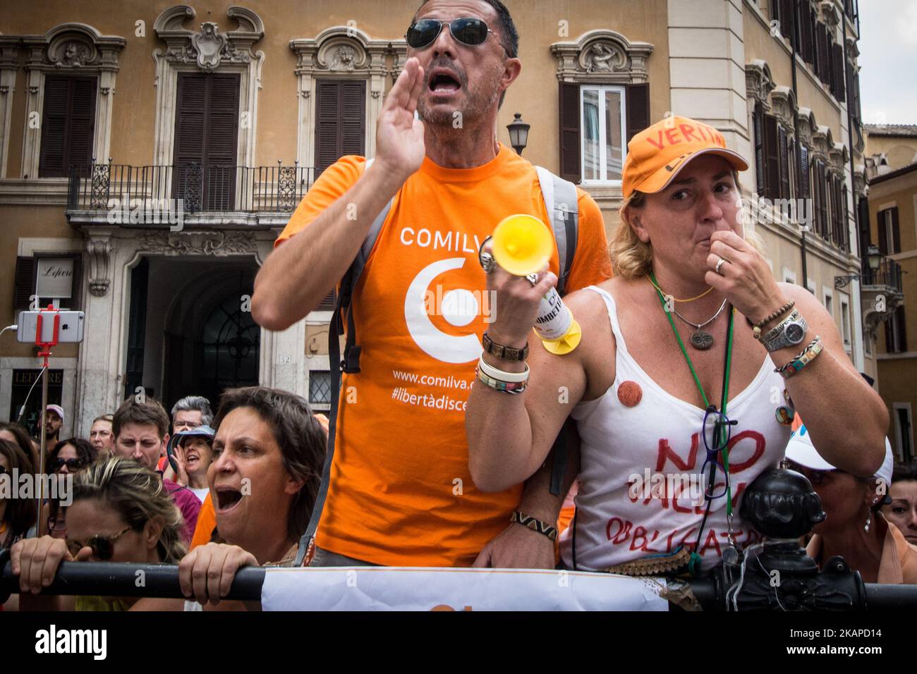 Protest gegen Impfpflicht auf der Piazza Montecitorio während der Schlussabstimmung über das Impfstoffgesetz in der Abgeordnetenkammer am 28. Juli 2017 in Rom, Italien. Angesichts des Anstiegs der Masernfälle im Jahr 2017 haben Italiens Gesetzgeber Impfungen für Kinder bei der Schulanmeldung obligatorisch gemacht. Die Impfungen sollen dazu beitragen, Kinder von der Geburt bis zum 16. Lebensjahr vor 12 Krankheiten wie Masern, Mumps, Polio, Röteln, Tetanus und Keuchhusten zu schützen. *** Bitte verwenden Sie Credit from Credit Field *** Stockfoto