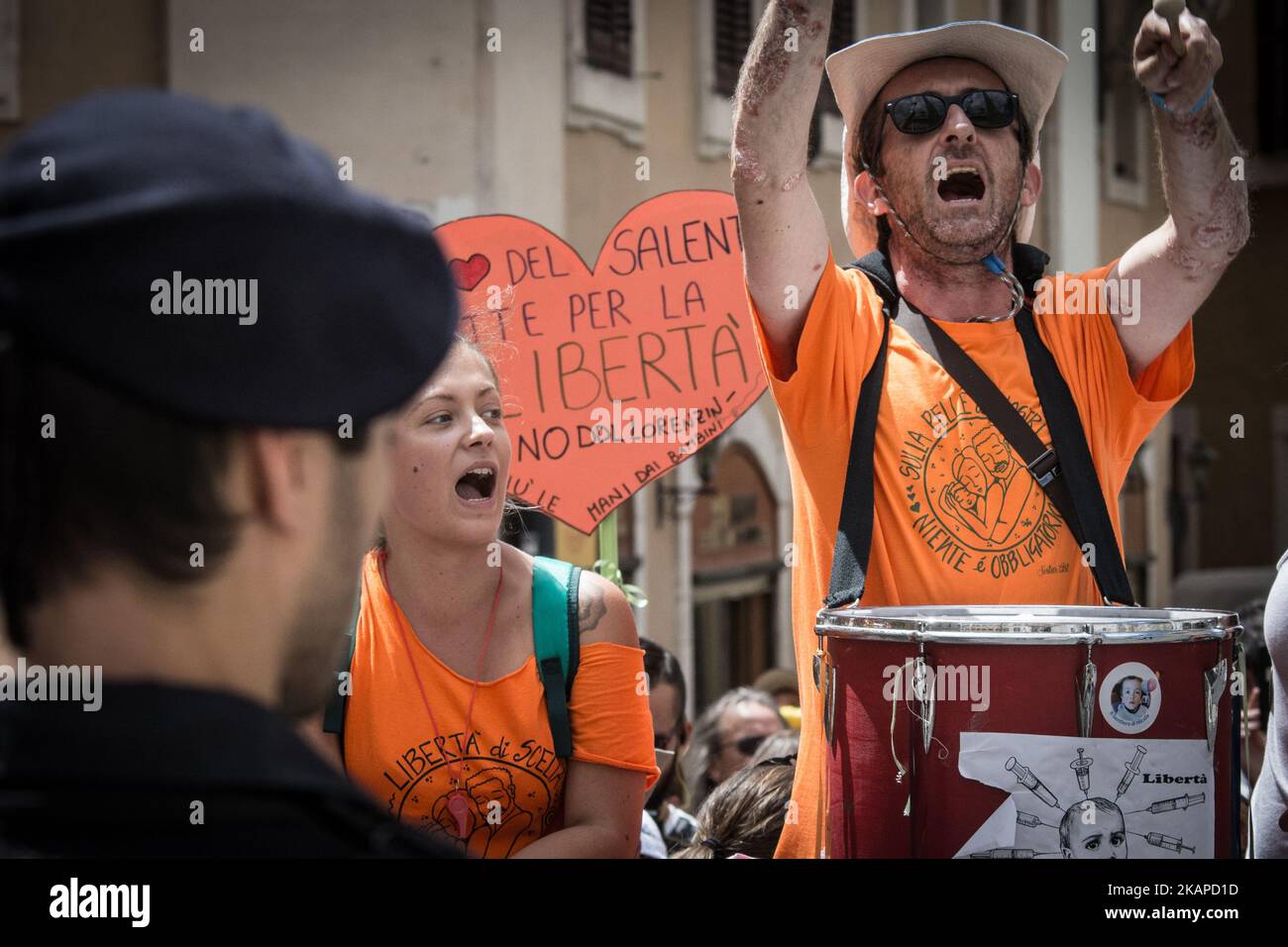 Protest gegen Impfpflicht auf der Piazza Montecitorio während der Schlussabstimmung über das Impfstoffgesetz in der Abgeordnetenkammer am 28. Juli 2017 in Rom, Italien. Angesichts des Anstiegs der Masernfälle im Jahr 2017 haben Italiens Gesetzgeber Impfungen für Kinder bei der Schulanmeldung obligatorisch gemacht. Die Impfungen sollen dazu beitragen, Kinder von der Geburt bis zum 16. Lebensjahr vor 12 Krankheiten wie Masern, Mumps, Polio, Röteln, Tetanus und Keuchhusten zu schützen. *** Bitte verwenden Sie Credit from Credit Field *** Stockfoto