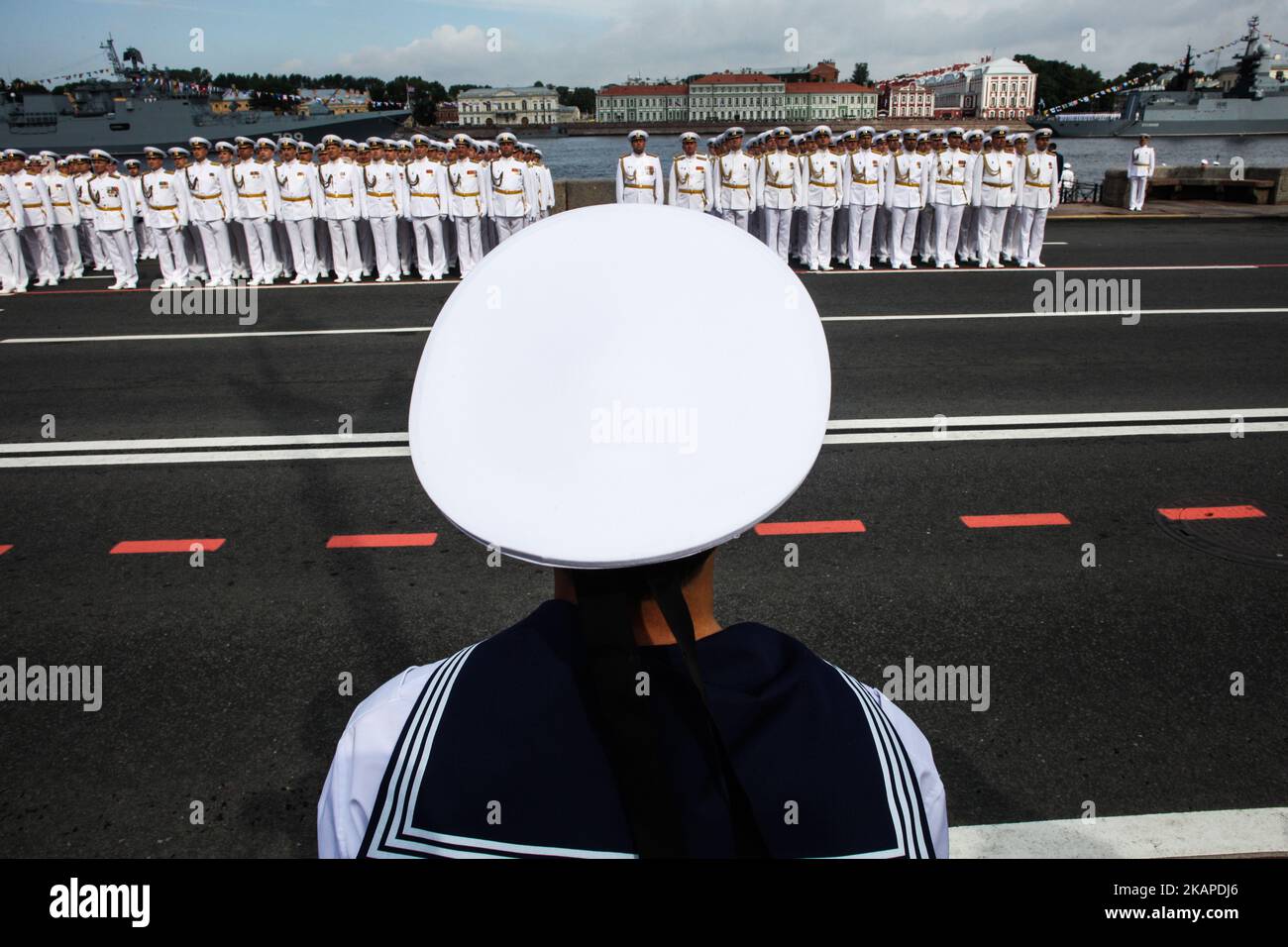 Russische Matrosen besuchen den russischen Präsidenten Wladimir Putin zur Parade am Tag der russischen Marine die Main Naval Parade zum Tag der russischen Marine am 30. Juli 2017 in St. Petersburg, Russland. (Foto von Valya Egorshin/NurPhoto) *** Bitte nutzen Sie die Gutschrift aus dem Kreditfeld *** Stockfoto