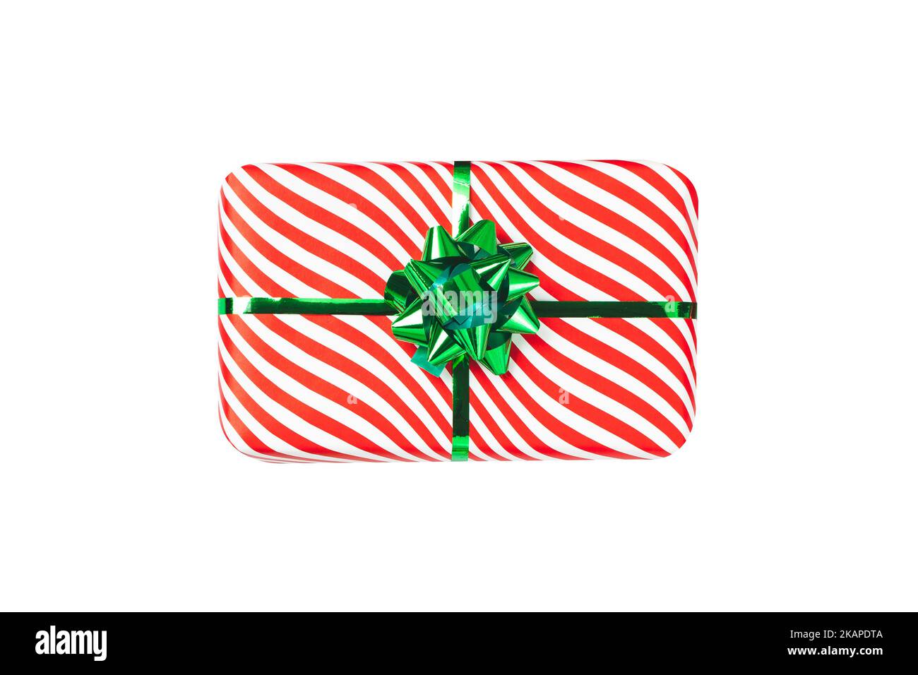 Eingewickelte rote Geschenkbox mit glänzend grünen Schleife, Objekt isoliert auf weißem Hintergrund. Ein Urlaub gestreiften Wrapper, Draufsicht. Weihnachtsgeschenk, neu ja Stockfoto