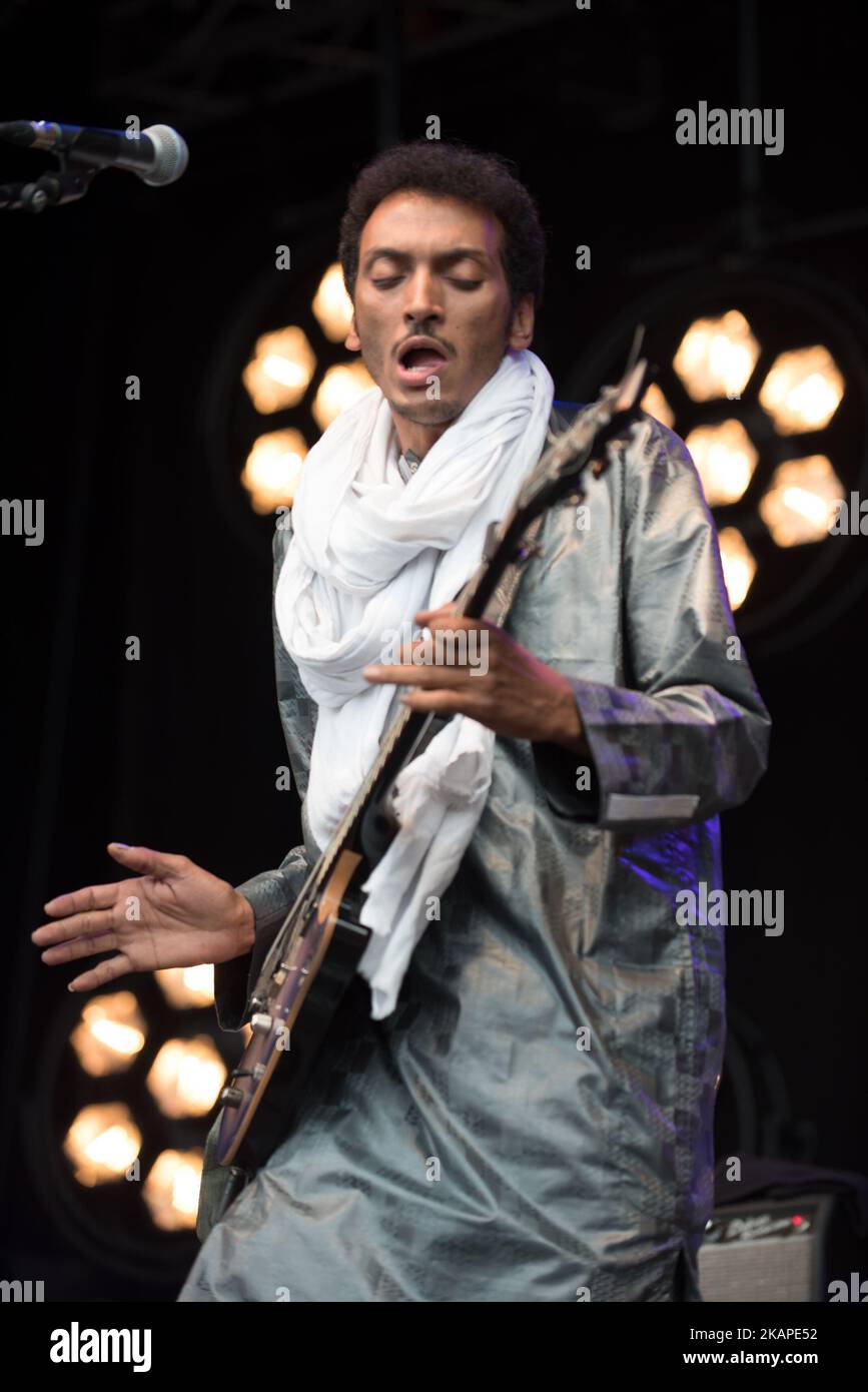 Der Tuareg-Musiker Omara 'Bombino' Moctar tritt am 16. Juli 2017 beim Citadel Festival im Victoria Park, London, auf. Er ist ein international gefeierter Tuareg-Gitarrist und Singer-Songwriter aus Agadez, Niger. Seine Musik spricht häufig Tuareg geopolitische Anliegen an und wird in der Tuareg-Sprache von Tamasheq gesungen. (Foto von Alberto Pezzali/NurPhoto) *** Bitte nutzen Sie die Gutschrift aus dem Kreditfeld *** Stockfoto