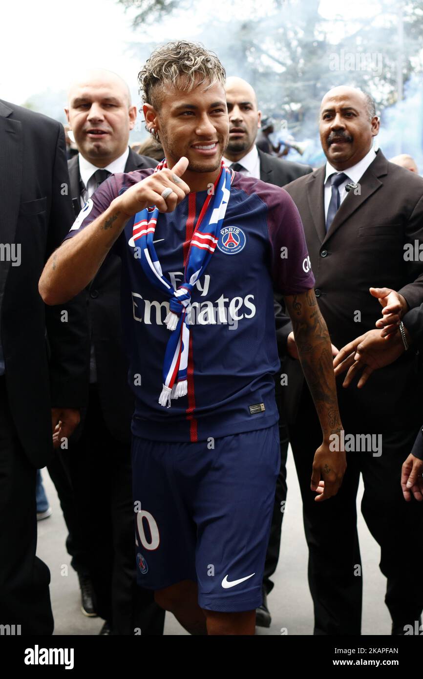 Neymar begrüßt die Presse, als er nach einer Pressekonferenz mit dem Pariser Saint-Germain-Präsidenten Nasser Al-Khelaifi am 4. August 2017 in Paris, Frankreich, mit seinem neuen Trikot auftrat. Neymar unterzeichnete einen 5-Jahres-Vertrag über 222 Millionen Euro. (Foto von Mehdi Taamallah/NurPhoto) *** Bitte benutzen Sie die Gutschrift aus dem Kreditfeld *** Stockfoto