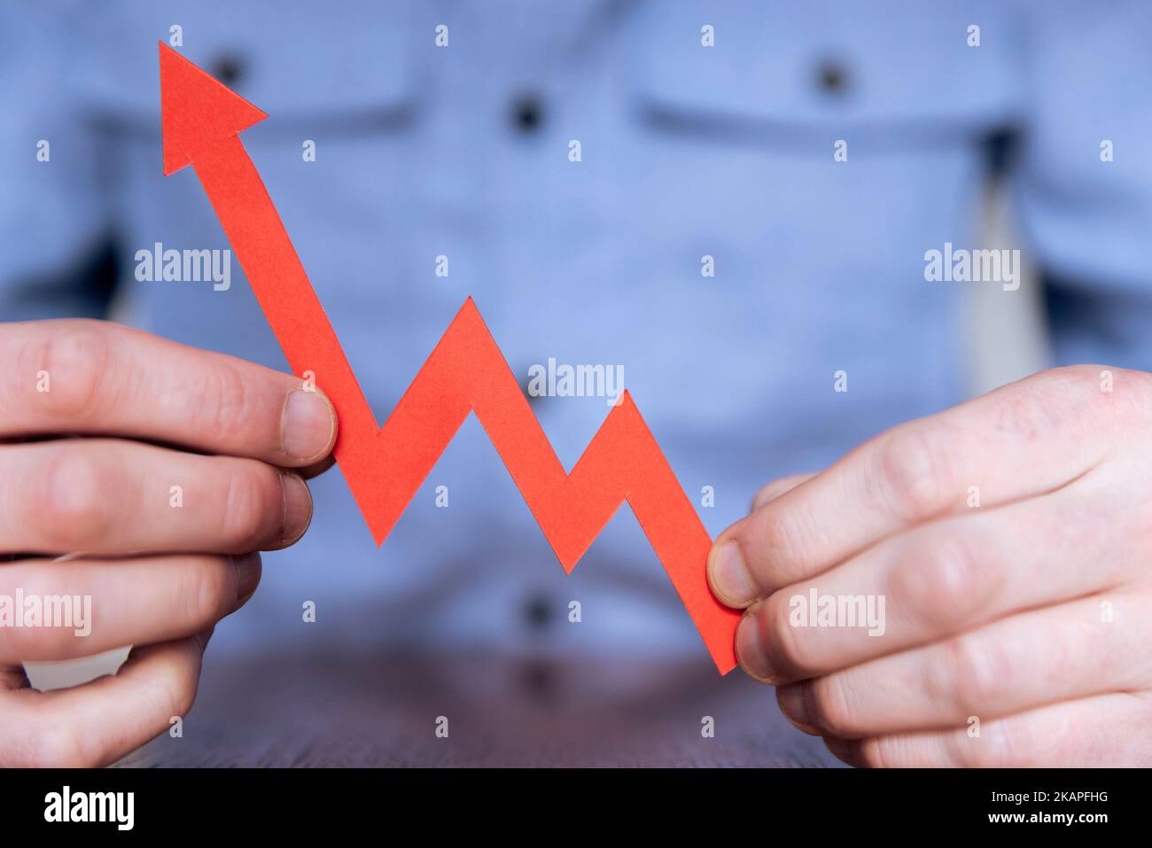 Globale Inflation. Mann mit einem roten steigenden Pfeil. Zinssätze und Lebenshaltungskosten Konzept Stockfoto