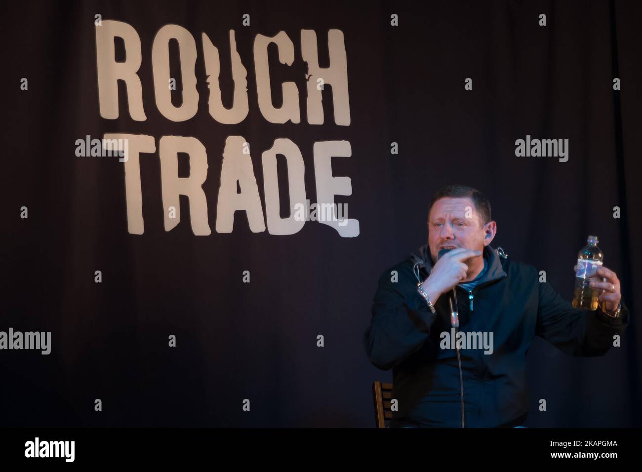 Shaun Ryder von der britischen Rockband Black Grape und Happy Mondays veranstalteten am 8. August 2017 ein Q&A im Rough Trade East in London, Großbritannien. Die aktuelle Besetzung wird von dem ehemaligen Happy Mondays-Sänger Shaun Rider und Rapper Paul 'Kermit' Laveridge gemacht. Die Band wirbt für ihr letztes Album 'Pop Voodoo'. Black Grape ist eine Rockband aus England, die ehemalige Mitglieder von Happy Mondays und Ruthless Rap Assassins umfasst. Ihr musikalischer Stil verbindet Funk und elektronischen Rock mit elektronischer Programmierung und Samples. (Foto von Alberto Pezzali/NurPhoto) *** Bitte nutzen Sie die Gutschrift aus dem Kreditfeld *** Stockfoto