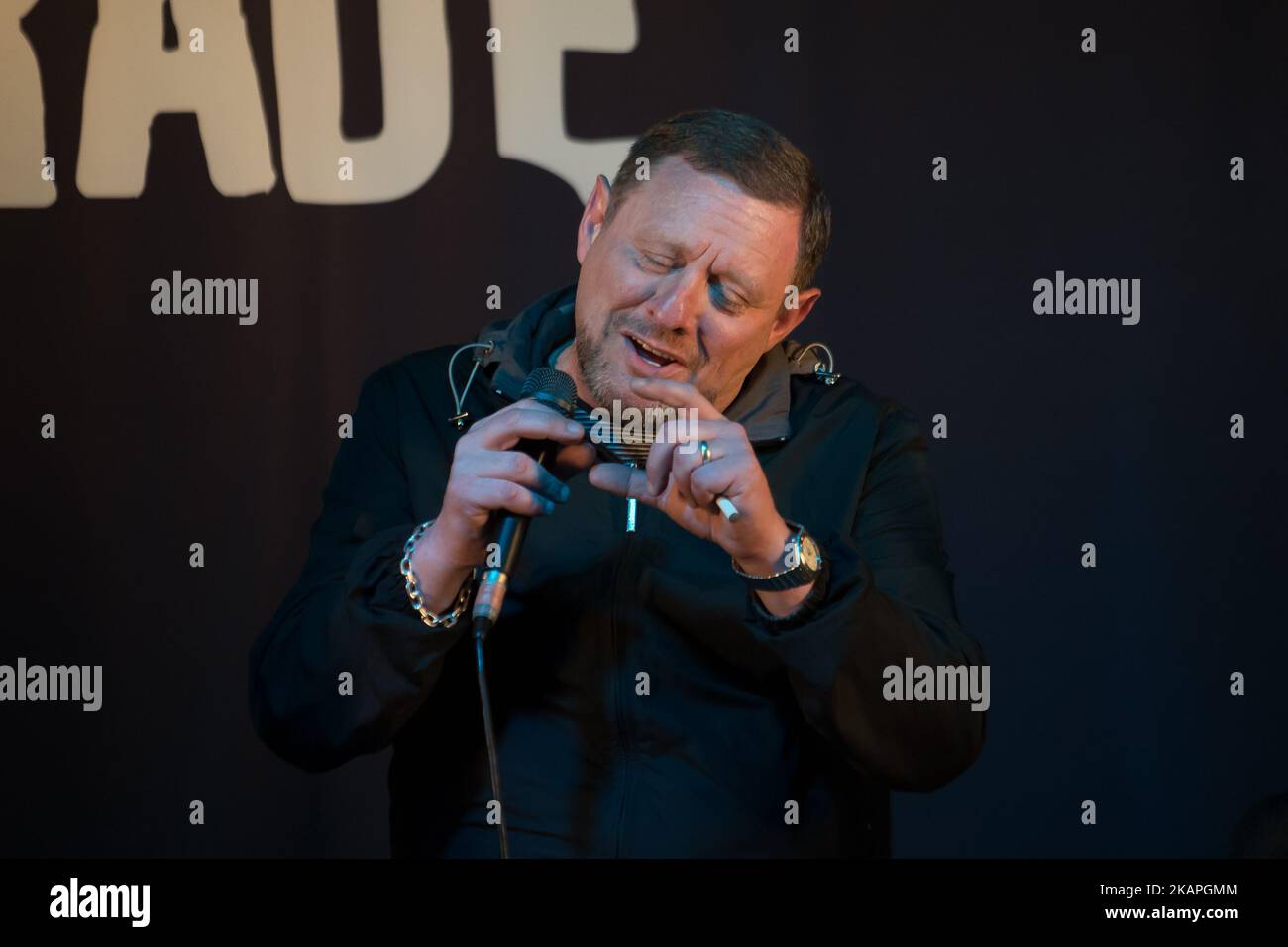 Shaun Ryder und Paul 'Kermit Laveridge (nicht im Bild) von der britischen Rockband Black Grape hielten am 8. August 2017 ein Q&A bei Rough Trade East in London, Großbritannien, ab. Die aktuelle Besetzung wird von dem ehemaligen Happy Mondays-Sänger Shaun Rider und Rapper Paul 'Kermit' Laveridge gemacht. Die Band wirbt für ihr letztes Album 'Pop Voodoo'. Black Grape ist eine Rockband aus England, die ehemalige Mitglieder von Happy Mondays und Ruthless Rap Assassins umfasst. Ihr musikalischer Stil verbindet Funk und elektronischen Rock mit elektronischer Programmierung und Samples. (Foto von Alberto Pezzali/NurPhoto) *** Bitte nutzen Sie die Gutschrift aus dem Kreditfeld *** Stockfoto