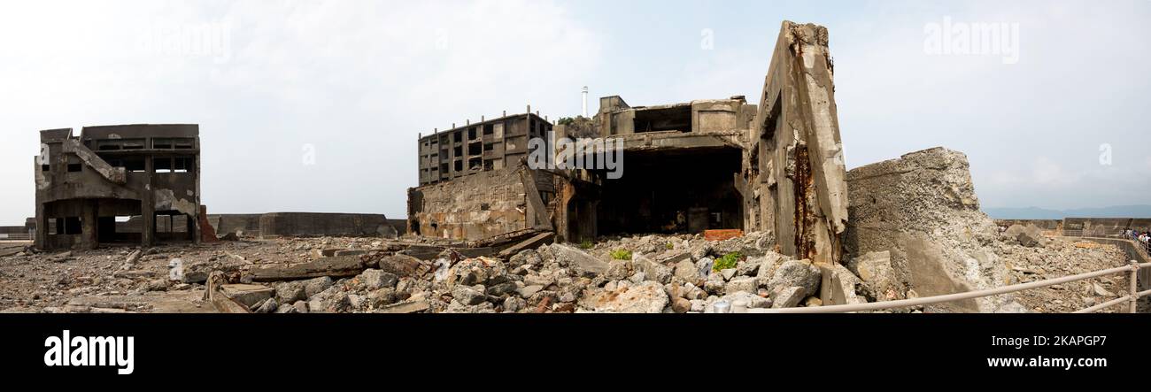 Panoramablick auf die Insel Hashima, die am 8. August 2017 in der Präfektur Nagasaki im Süden Japans als Gunkanjima oder „Schlachtschiffinsel“ bekannt ist. Die Insel war bis zu ihrer Schließung im Jahr 1974 ein Kohlebergbaubetrieb und ist ein Symbol für die schnelle Industrialisierung Japans, die auch an ihre dunkle Geschichte als Ort der Zwangsarbeit während des Zweiten Weltkriegs erinnert. Die Insel ist heute als UNESCO-Weltkulturerbe der japanischen Meiji-Industriellen Revolution anerkannt. (Foto von Richard Atrero de Guzman/NurPhoto) *** Bitte nutzen Sie die Gutschrift aus dem Kreditfeld *** Stockfoto