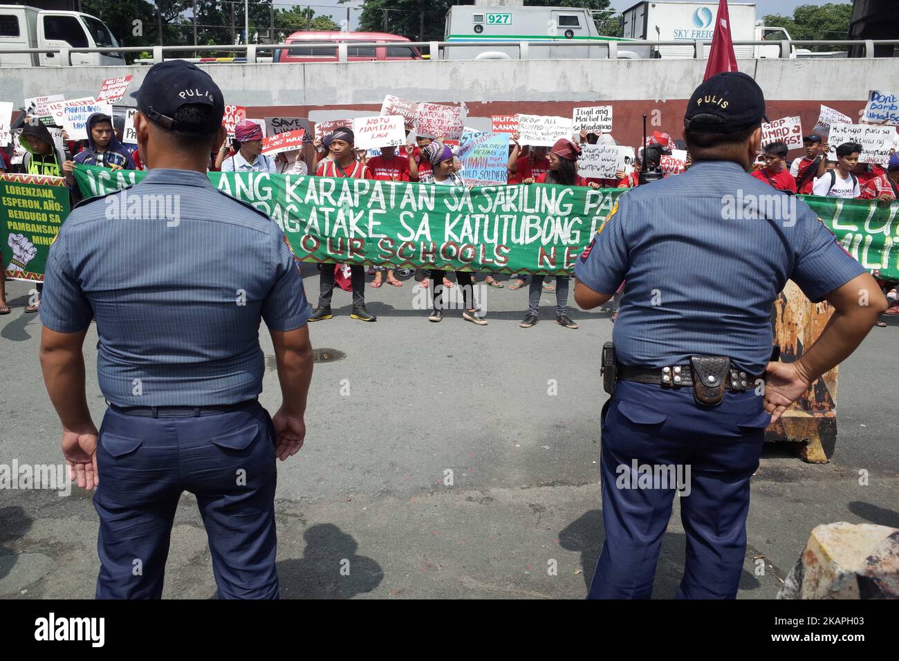 Polizisten beobachten indigene und nicht-indigene Aktivisten während einer Kundgebung anlässlich des Internationalen Tages der indigenen Völker der Welt vor dem Camp Aguinaldo in Quezon City am Mittwoch, dem 9. August 2017. Der Internationale Tag der indigenen Völker der Welt wird jedes Jahr am 9. August gefeiert, um die Rechte und Selbstbestimmung indigener Völker weltweit zu fördern. (Foto von Richard James Mendoza/NurPhoto) *** Bitte nutzen Sie die Gutschrift aus dem Kreditfeld *** Stockfoto