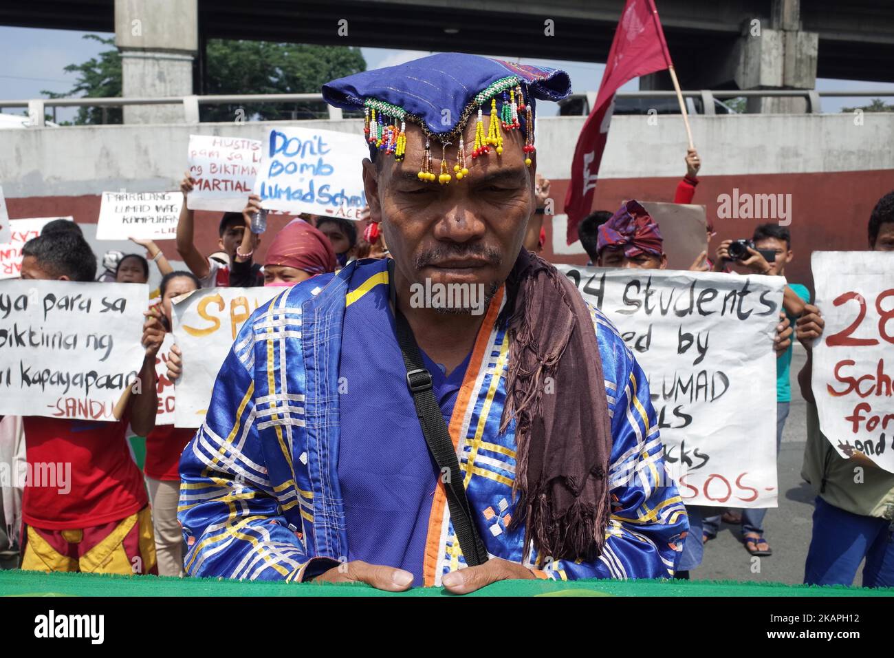 Ein indigener Stammesvater aus Manobo nimmt am Mittwoch, dem 9. August 2017, an einer Kundgebung zum Internationalen Tag der indigenen Völker der Welt vor dem Camp Aguinaldo in Quezon City Teil. Der Internationale Tag der indigenen Völker der Welt wird jedes Jahr am 9. August gefeiert, um die Rechte und Selbstbestimmung indigener Völker weltweit zu fördern. (Foto von Richard James Mendoza/NurPhoto) *** Bitte nutzen Sie die Gutschrift aus dem Kreditfeld *** Stockfoto