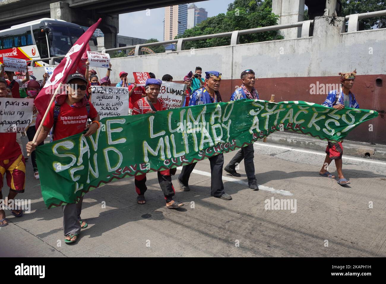 Indigene und nicht-indigene Aktivisten veranstalten am Mittwoch, den 9. August 2017, eine Kundgebung anlässlich des Internationalen Tages der indigenen Völker der Welt vor dem Camp Aguinaldo in Quezon City. Der Internationale Tag der indigenen Völker der Welt wird jedes Jahr am 9. August gefeiert, um die Rechte und Selbstbestimmung indigener Völker weltweit zu fördern. (Foto von Richard James Mendoza/NurPhoto) *** Bitte nutzen Sie die Gutschrift aus dem Kreditfeld *** Stockfoto