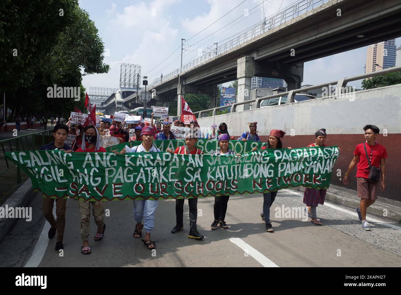 Indigene und nicht-indigene Aktivisten veranstalten am Mittwoch, den 9. August 2017, eine Kundgebung anlässlich des Internationalen Tages der indigenen Völker der Welt vor dem Camp Aguinaldo in Quezon City. Der Internationale Tag der indigenen Völker der Welt wird jedes Jahr am 9. August gefeiert, um die Rechte und Selbstbestimmung indigener Völker weltweit zu fördern. (Foto von Richard James Mendoza/NurPhoto) *** Bitte nutzen Sie die Gutschrift aus dem Kreditfeld *** Stockfoto