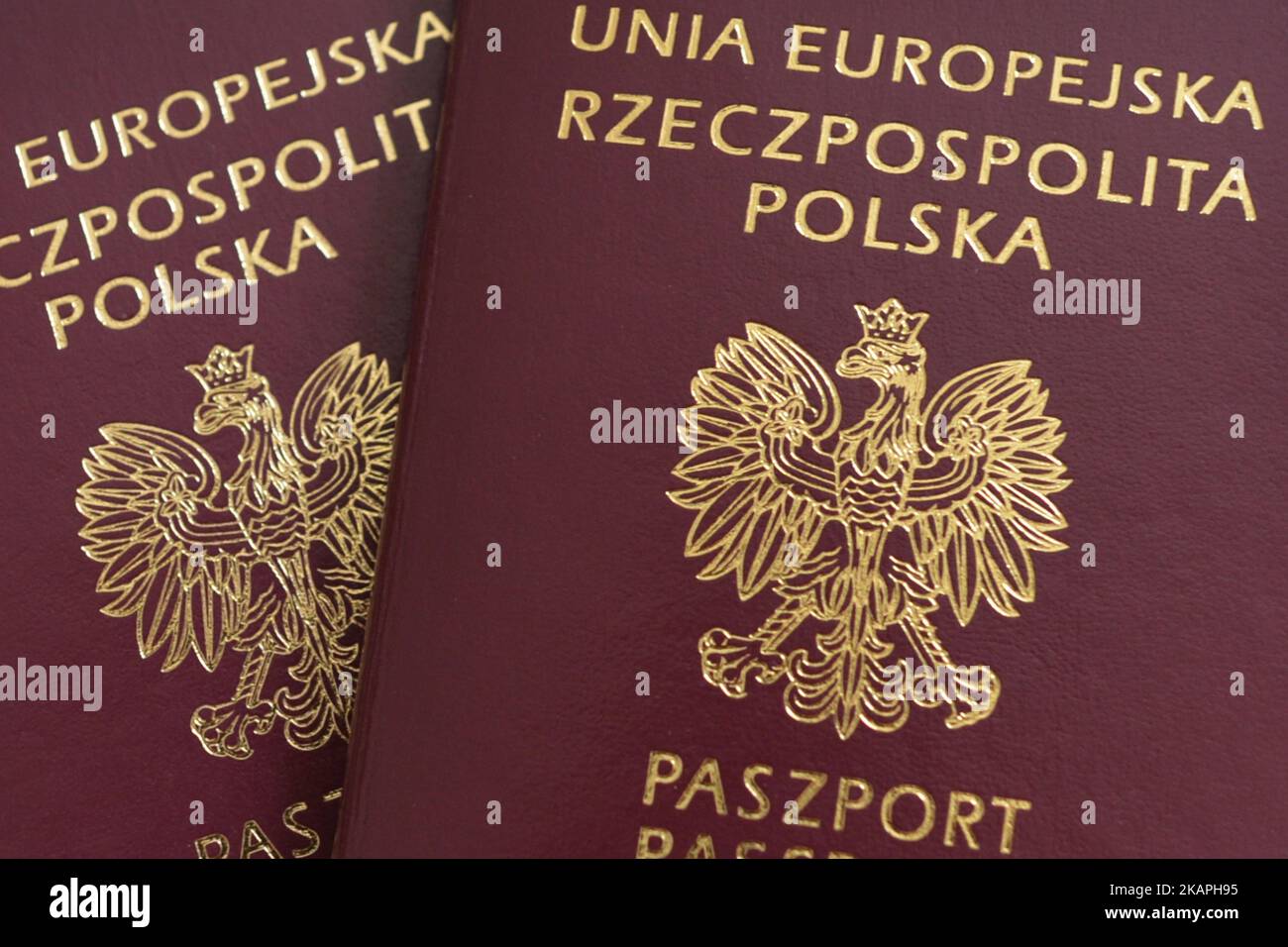 Ein Blick auf zwei polnische Pässe. Das Außenministerium der Ukraine hat es als einen „unfreundlichen Schritt“ angesehen, in den neuen polnischen Pass ein Grafikdesign mit dem Motiv des Friedhofs der Lemberger Adler zu platzieren. Der polnische Botschafter in Kiew, Jan Pieklo, erhielt eine diplomatische Note zu dieser Angelegenheit. „Wir wollten all jenen Anerkennung zollen, die für die Freiheit Polens Blut vergossen haben, all jenen, die dazu beigetragen haben, dass Polen nach 123 Jahren Sklaverei in die Unabhängigkeit überging“, sagte Mariusz Blaszczak vom polnischen Innen- und Verwaltungsministerium am 28. Juli. 2017 beim Start von Stockfoto