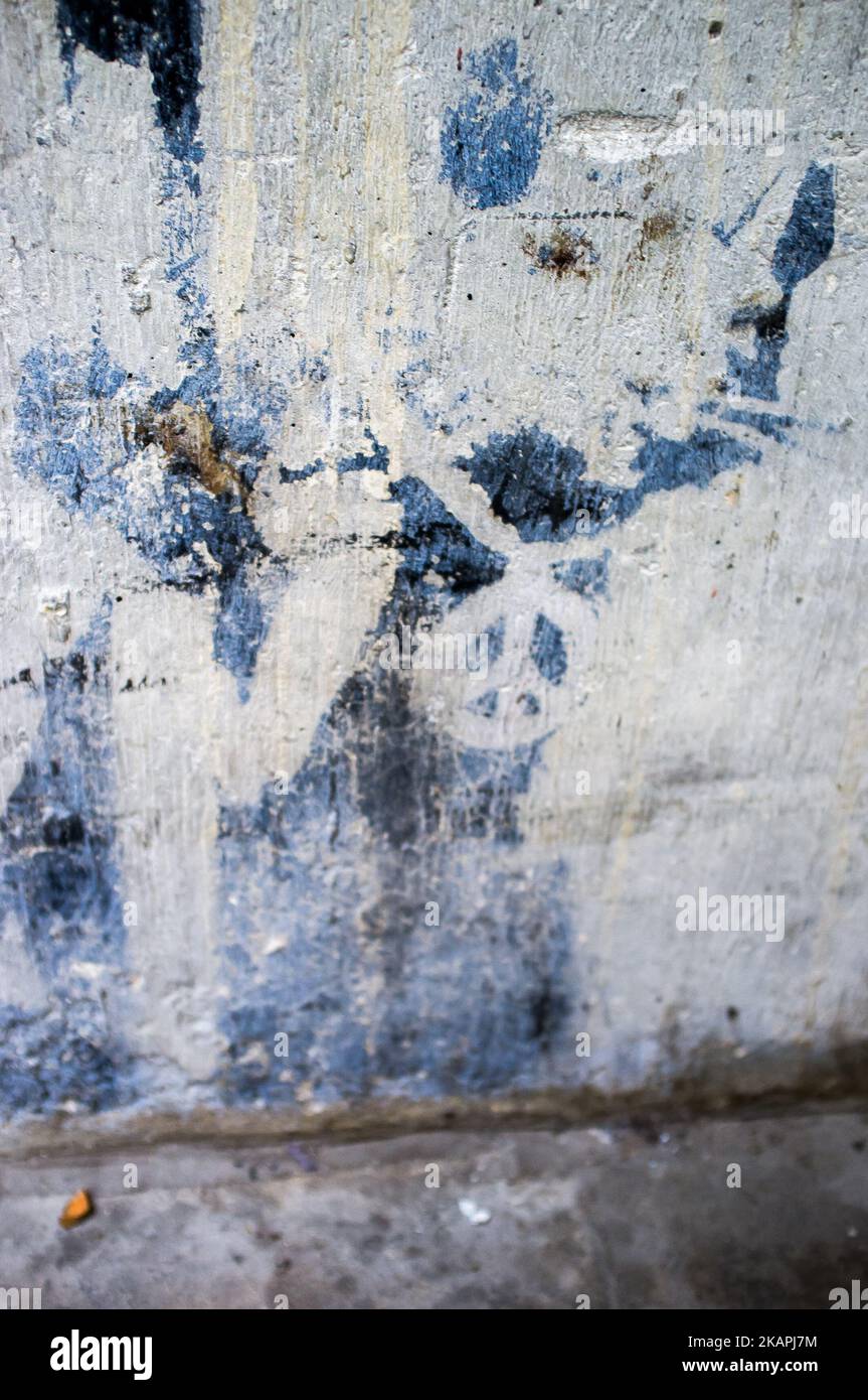Die „Ratten“ des britischen Kultkünstlers Banky sind am 12. August 2017 in ganz Central London, Großbritannien, zu sehen. Banksy ist eine anonyme, in England lebende Graffiti-Künstlerin, politische Aktivistin und Filmregisseurin von nicht verifizierter Identität. Ihre satirische Street Art und subversiven Epigramme verbinden dunklen Humor mit Graffiti, die in einer unverwechselbaren Schabloniertechnik ausgeführt werden. Banksy's Werke politischer und sozialer Kommentare wurden auf Straßen, Mauern und Brücken von Städten auf der ganzen Welt gezeigt. (Foto von Alberto Pezzali/NurPhoto) *** Bitte nutzen Sie die Gutschrift aus dem Kreditfeld *** Stockfoto