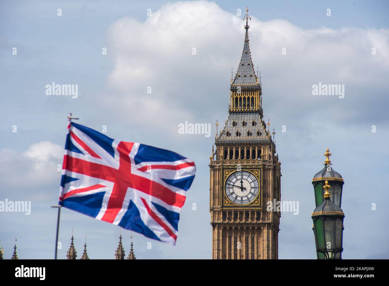 Am 14. August 2017 winkt auf einem Souvenirladen eine Unionsflagge vor dem Hintergrund des Elizabeth Tower, der gemeinhin als Big Ben bekannt ist. (Foto von Alberto Pezzali/NurPhoto) Stockfoto