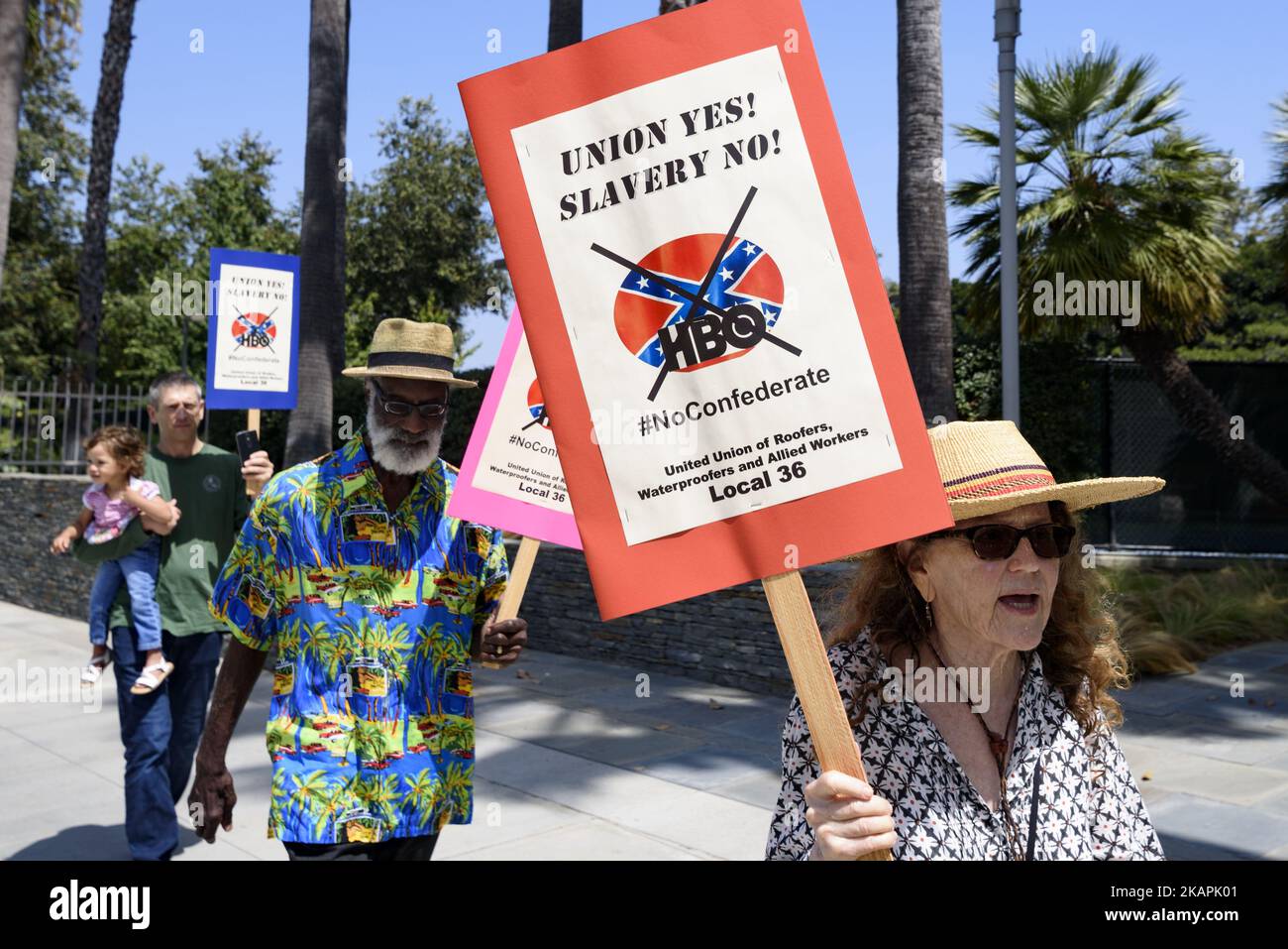 Aktivisten versammeln sich am 12. August 2017 vor den Büros von HBO in Santa Monica, Kalifornien, um gegen die neue HBO-Serie Confederate zu protestieren. Die Protestorganisatoren nannten die HBO-Konföderation einen rassistischen Angriff auf Schwarzes Amerika und die Demokratie. (Foto von Ronen Tivony/NurPhoto) *** Bitte benutzen Sie die Gutschrift aus dem Kreditfeld *** Stockfoto