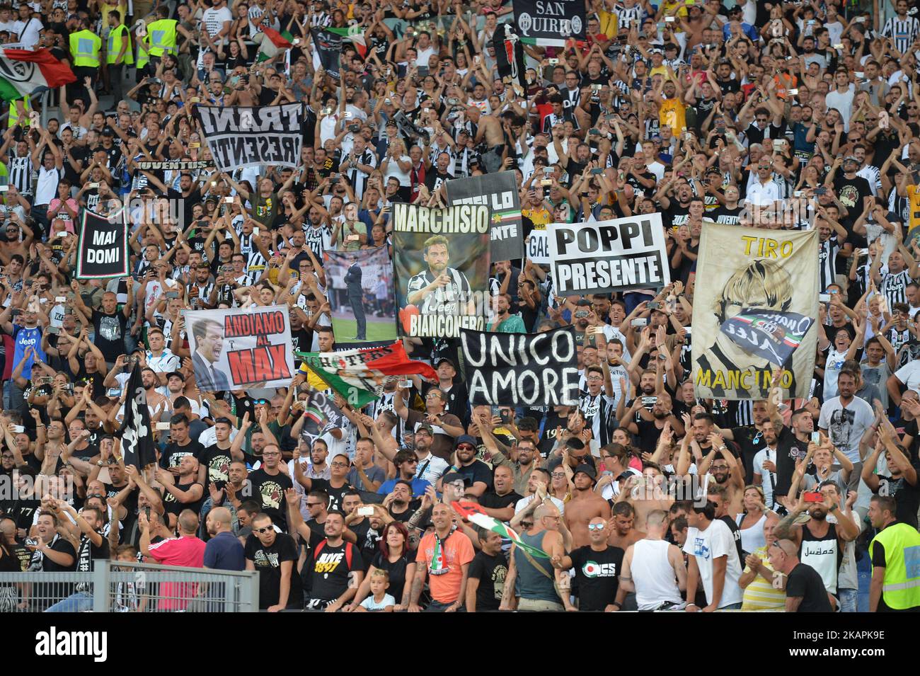 FC Juventus-Fans beim italienischen Supercup Tim-Fußballspiel Juventus gegen lazio am 13. August 2017 im Olympiastadion in Rom. (Foto von Silvia Lore/NurPhoto) Stockfoto