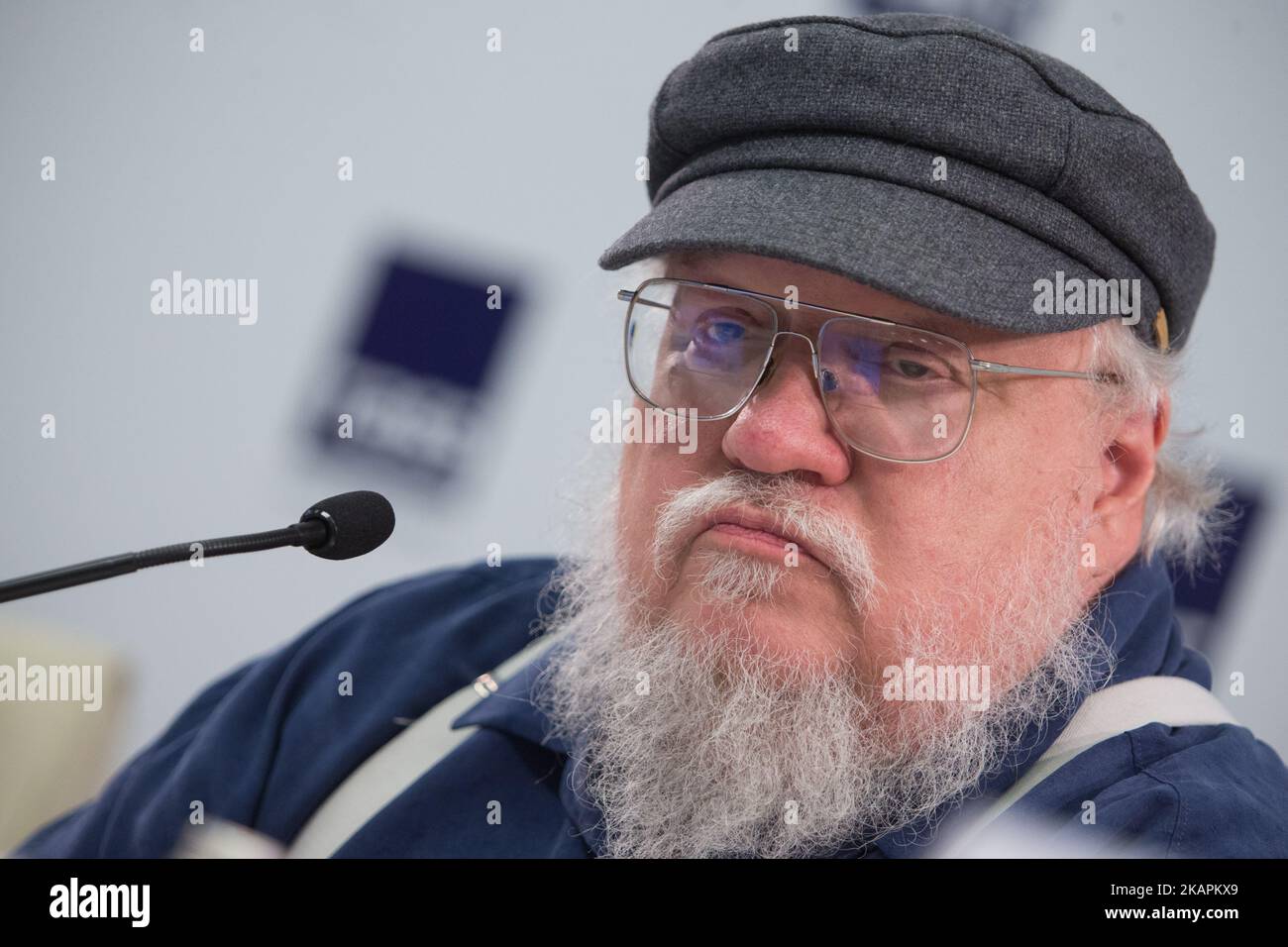 Der amerikanische Schriftsteller, Autor von Game of Thrones und Kurzgeschichtenautor, Drehbuchautor und Fernsehproduzent George R. R. Martin nimmt am 16. August 2017 an einer Pressekonferenz in Sankt Petersburg, Russland, Teil. (Foto von Igor Russak/NurPhoto) Stockfoto