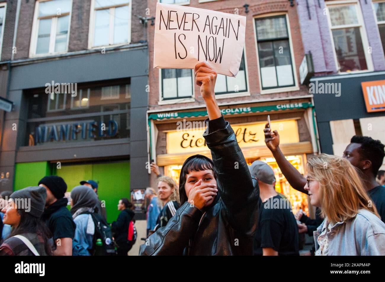 Die Demonstranten marschieren mit einem Banner während eines Protestes der niederländischen Antifaschistischen Aktion AFA (Anti-faschistische Aktion) gegen die Gewalt, die am 17. August 2017 auf der Kundgebung „Unite the Right“ am 12.. August in Charlottesville auf dem Spui-Platz in Amsterdam, Niederlande, stattfand. Am vergangenen Samstag fuhr ein neonazi sein Auto in einen antifaschistischen Protest gegen eine der größten nazi-Demonstrationen in den USA. Diese Demonstration zeigt ihre Unterstützung für alle antifaschistischen Opfer und mit den Angehörigen von Heather Heyer. Die Demonstration ging vor der amerikanischen Botschaft im Museu vorbei Stockfoto