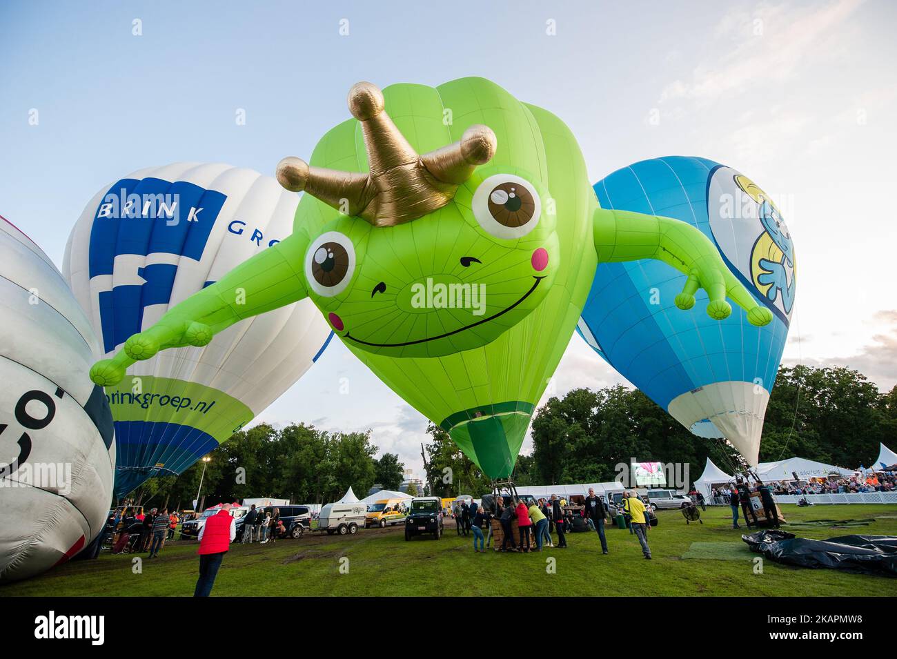 Heißluftballons verschiedener Formen werden am 19. August 2017 während eines Ballonfestivals in Barneveld, Niederlande, gesehen. In der niederländischen Stadt Barneveld wird seit über dreißig Jahren ein Ballonfestival organisiert. In diesem Jahr wird dieses Fest 35. Mal gefeiert. Es gehört zu den besten Ballonfestivals in Holland. Jeden Abend endet das Festival mit einem wunderbaren Nachtschimmer und einer farbigen Lasershow. In diesem Jahr haben rund 39 Ballons teilgenommen. (Foto von Romy Arroyo Fernandez/NurPhoto) Stockfoto