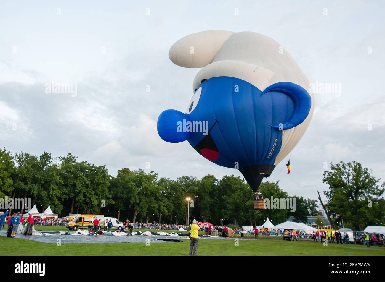 Heißluftballons verschiedener Formen werden am 19. August 2017 während eines Ballonfestivals in Barneveld, Niederlande, gesehen. In der niederländischen Stadt Barneveld wird seit über dreißig Jahren ein Ballonfestival organisiert. In diesem Jahr wird dieses Fest 35. Mal gefeiert. Es gehört zu den besten Ballonfestivals in Holland. Jeden Abend endet das Festival mit einem wunderbaren Nachtschimmer und einer farbigen Lasershow. In diesem Jahr haben rund 39 Ballons teilgenommen. (Foto von Romy Arroyo Fernandez/NurPhoto) Stockfoto