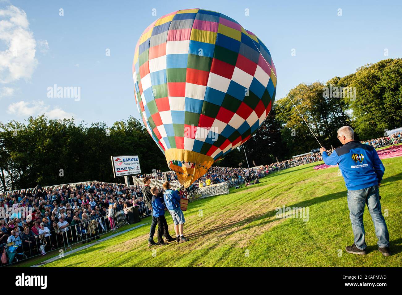 Heißluftballons verschiedener Formen werden am 19. August 2017 während eines Ballonfestivals in Barneveld, Niederlande, gesehen. In der niederländischen Stadt Barneveld wird seit über dreißig Jahren ein Ballonfestival organisiert. In diesem Jahr wird dieses Fest 35. Mal gefeiert. Es gehört zu den besten Ballonfestivals in Holland. Jeden Abend endet das Festival mit einem wunderbaren Nachtschimmer und einer farbigen Lasershow. In diesem Jahr haben rund 39 Ballons teilgenommen. (Foto von Romy Arroyo Fernandez/NurPhoto) Stockfoto