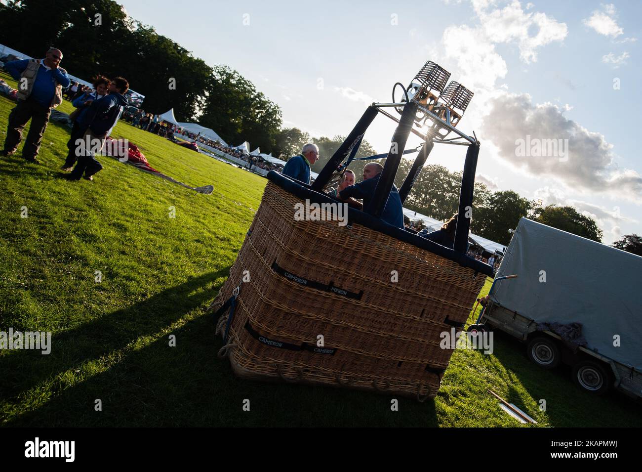 Heißluftballons verschiedener Formen werden am 19. August 2017 während eines Ballonfestivals in Barneveld, Niederlande, gesehen. In der niederländischen Stadt Barneveld wird seit über dreißig Jahren ein Ballonfestival organisiert. In diesem Jahr wird dieses Fest 35. Mal gefeiert. Es gehört zu den besten Ballonfestivals in Holland. Jeden Abend endet das Festival mit einem wunderbaren Nachtschimmer und einer farbigen Lasershow. In diesem Jahr haben rund 39 Ballons teilgenommen. (Foto von Romy Arroyo Fernandez/NurPhoto) Stockfoto