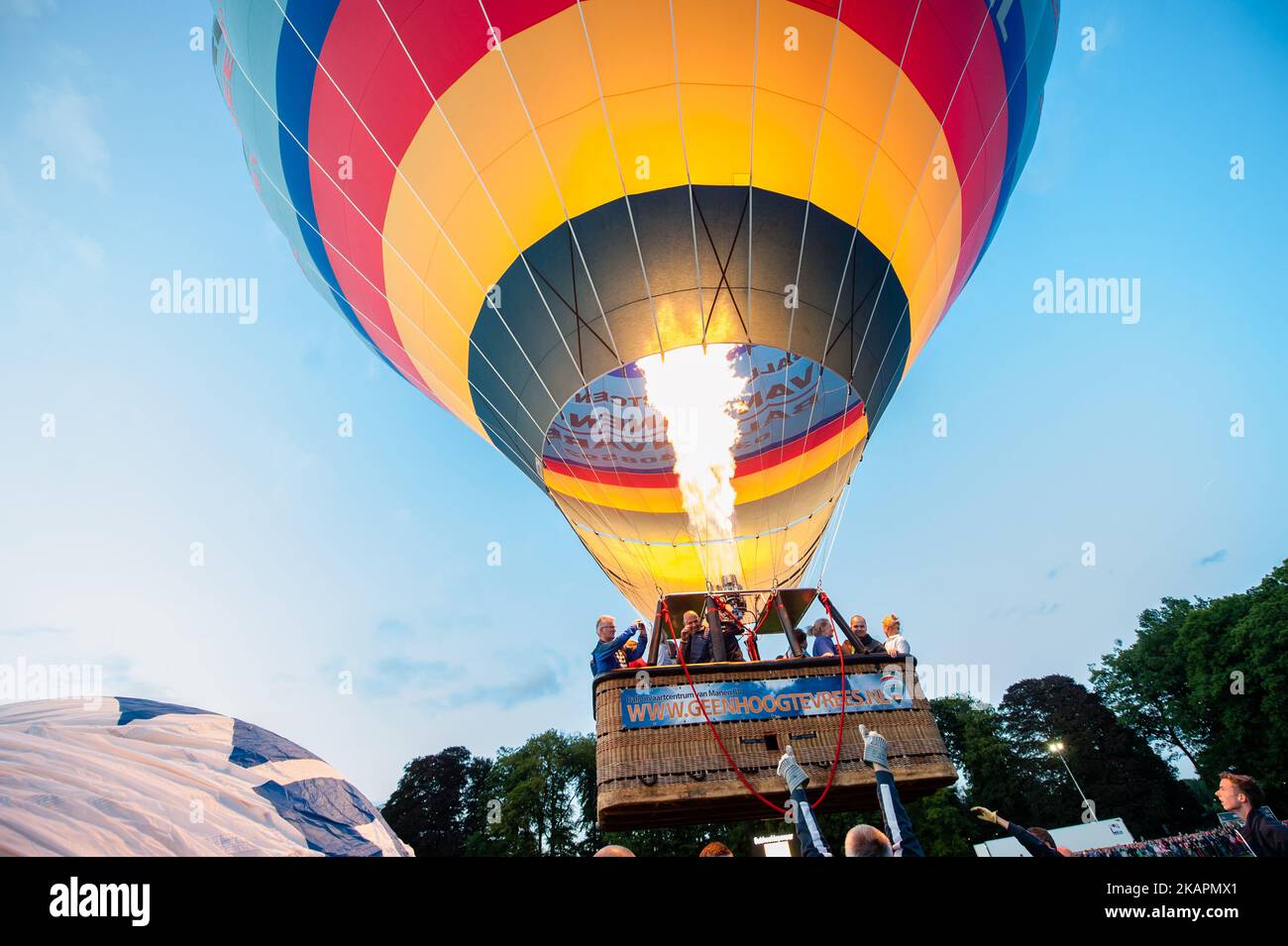 Heißluftballons verschiedener Formen werden am 19. August 2017 während eines Ballonfestivals in Barneveld, Niederlande, gesehen. In der niederländischen Stadt Barneveld wird seit über dreißig Jahren ein Ballonfestival organisiert. In diesem Jahr wird dieses Fest 35. Mal gefeiert. Es gehört zu den besten Ballonfestivals in Holland. Jeden Abend endet das Festival mit einem wunderbaren Nachtschimmer und einer farbigen Lasershow. In diesem Jahr haben rund 39 Ballons teilgenommen. (Foto von Romy Arroyo Fernandez/NurPhoto) Stockfoto