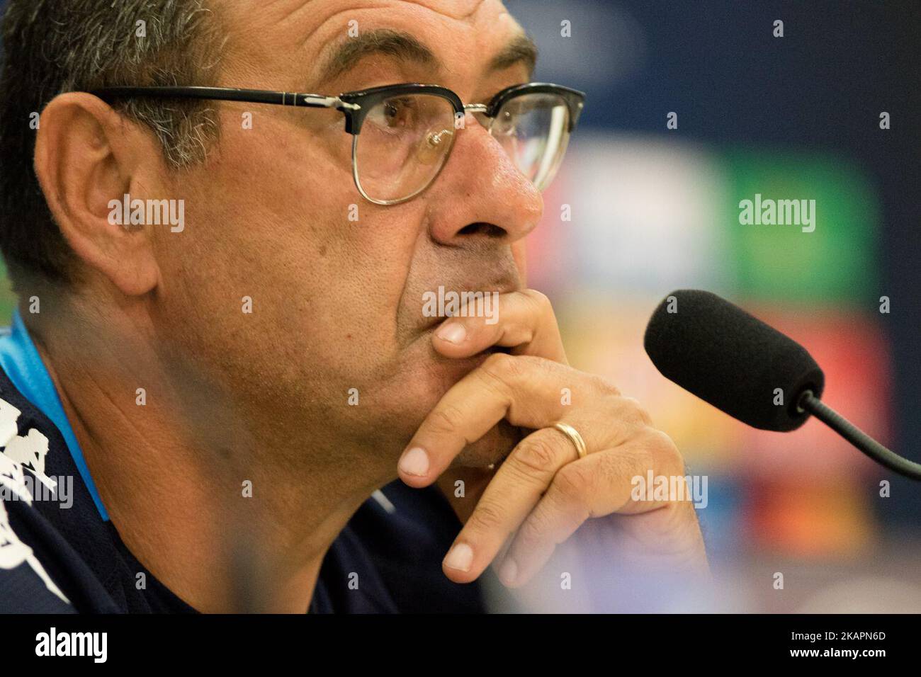 Am 21. August 2017 hält der italienische Trainer von Napoli, Maurizio Sarri, eine Pressekonferenz im Stadion der Allianz Riviera in Nizza, im Südosten Frankreichs, am Vorabend des UEFA Champions League-Play-off-Fußballspiels zwischen Nizza und Neapel. (Foto von Paolo Manzo/NurPhoto) Stockfoto