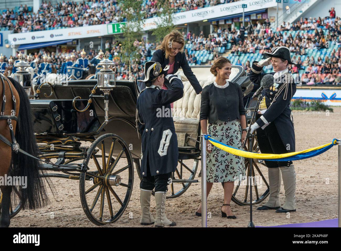 Prinzessin Madeleine von Schweden begrüßt Würdenträger während der Eröffnungszeremonie der Longines FEI Europameisterschaften 2017 im Ullevi-Stadion in Göteborg, Schweden am 21. August 2017 (Foto: Julia Reinhart/NurPhoto) Stockfoto