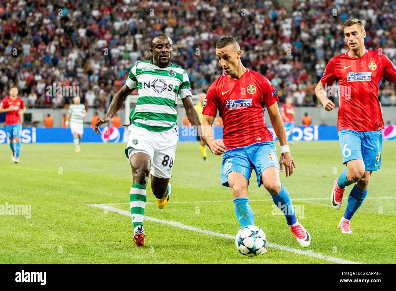 Sydou Doumbia #88 der Sporting CP Lisbon und Marko Momcilovic #15 der FCSB Bukarest während der UEFA Champions League 2017-2018, Play-offs 2. Leg Spiel zwischen FCSB Bukarest (ROU) und Sporting Clube de Portugal Lissabon (POR) im National Arena Stadium, Bukarest, Rumänien am 23. August 2017. (Foto von Cronos/Catalin Soare/NurPhoto) Stockfoto