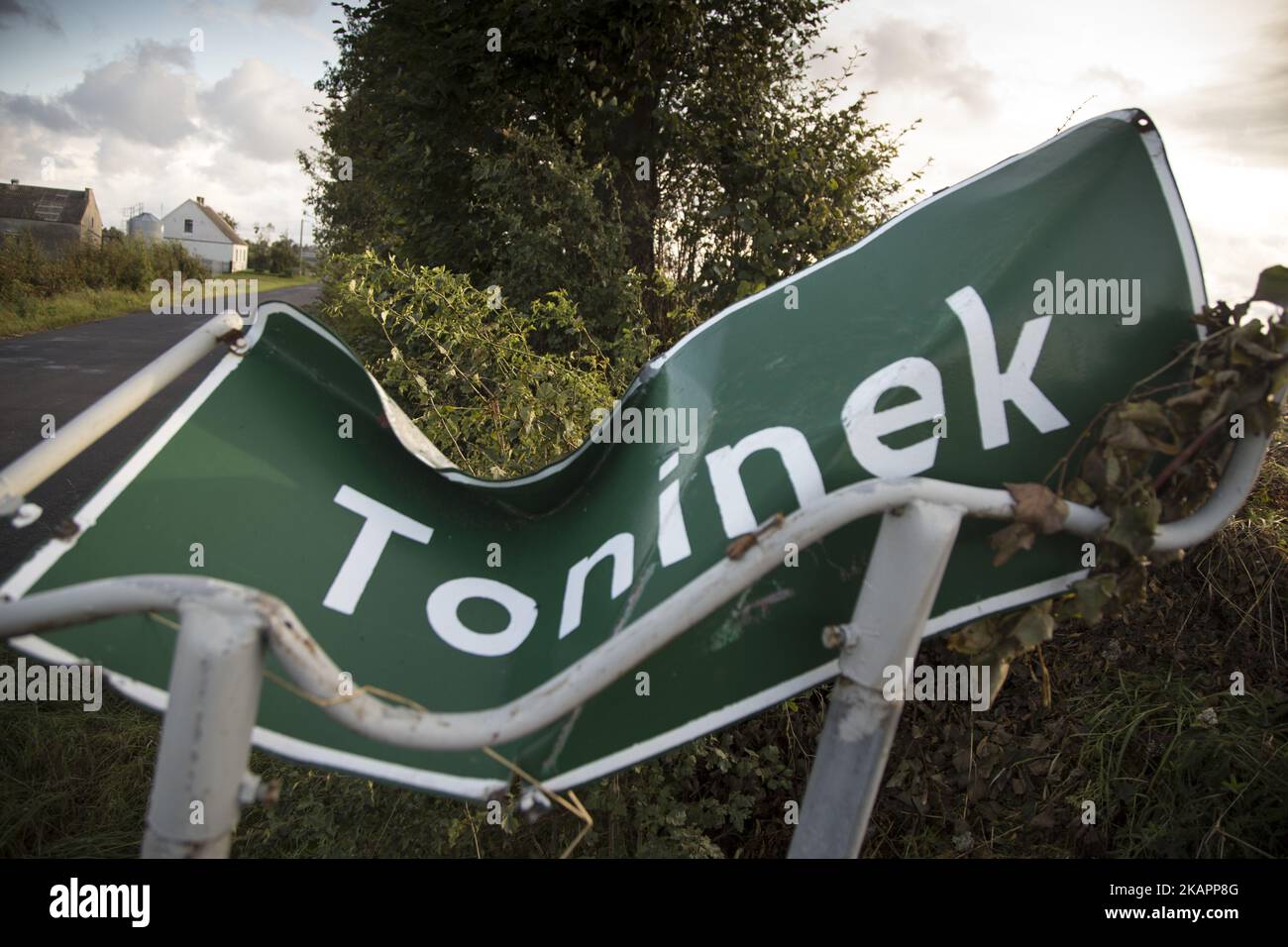 Toninek-Dorfschild, das am 23. August 2017 während des stroms in Toninek durch einen fallenden Baum zerstört wurde. (Foto von Maciej Luczniewski/NurPhoto) Stockfoto