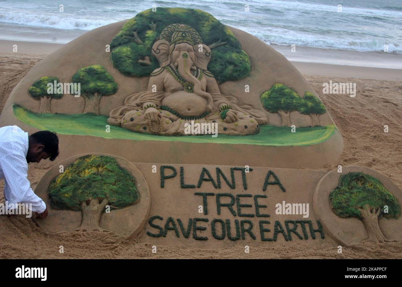 Lord Ganeshas Sandskulptur blickt auf den Oststrand der Bucht von Bengalen am 24. August 2017 in Puri, Indien, am Vorabend des Ganesha Chatruthi Festivals, das vom indischen Sandkünstler Sudarshan Patnaik entworfen wurde. (Foto von NurPhoto) Stockfoto