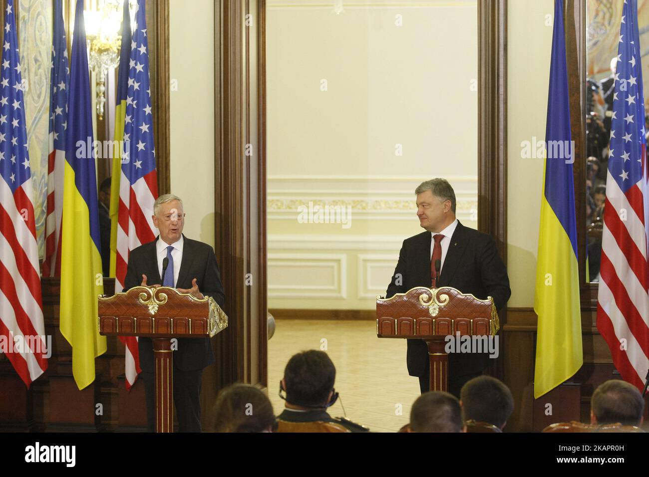 US-Verteidigungsminister Jim Mattis (L) und der ukrainische Präsident Petro Poroschenko sprechen auf einer Pressekonferenz während eines Treffens in Kiew, Ukraine, am 24. August 24, 2017. (Foto von STR/NurPhoto) Stockfoto