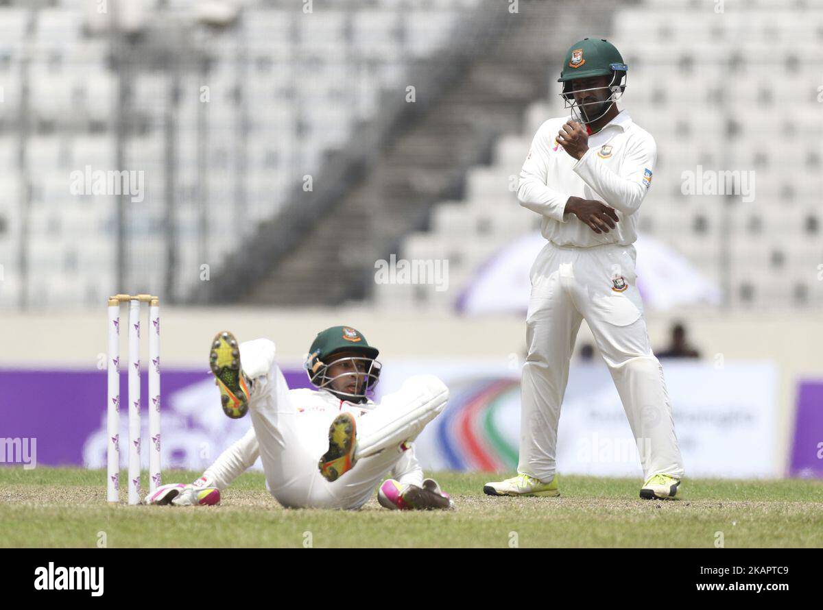 Der bangladeschische Mushfiqur Rahim fällt am zweiten Tag des ersten Testmatches zwischen Bangladesch und Australien im Shere Bangla National Stadium am 28. August 2017 in Mirpur, Bangladesch, auf das Spielfeld. (Foto von Ahmed Salahuddin/NurPhoto) Stockfoto