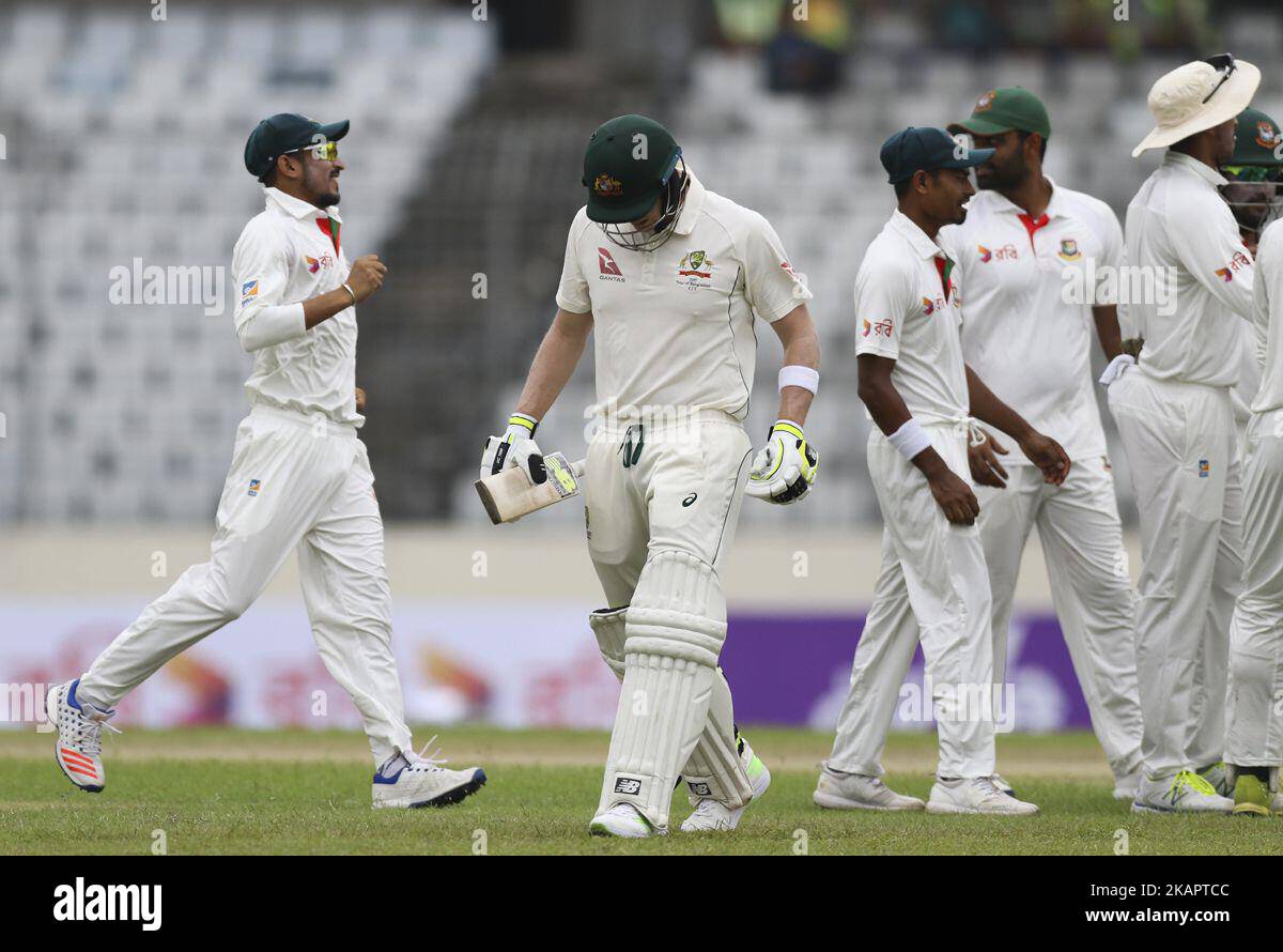 Der australische Kapitän Stiven Smithverlässt das Feld nach seiner Entlassung durch Mahedi Hasan Miraj am zweiten Tag des ersten Testmatches zwischen Bangladesch und Australien im Shere Bangla National Stadium am 28. August 2017 in Mirpur, Bangladesch. (Foto von Ahmed Salahuddin/NurPhoto) Stockfoto