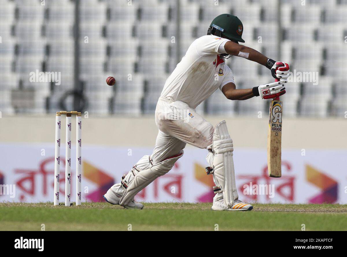 Tamim Iqbal spielt am zweiten Tag des ersten Testkampfes zwischen Bangladesch und Australien im Shere Bangla National Stadium am 28. August 2017 in Mirpur, Bangladesch, einen Schuss. (Foto von Ahmed Salahuddin/NurPhoto) Stockfoto