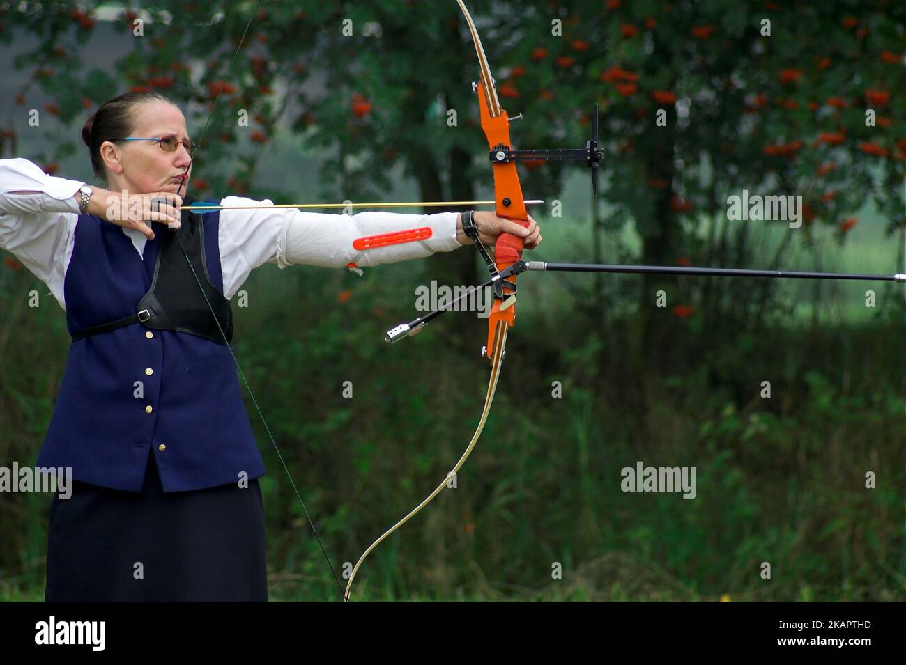 Heeswijk, Niederlande, Europäische Gemeinschaft Historischer Schützen; Europäischer Verband historischer Riflemen; Frau schießt einen Bogen Stockfoto