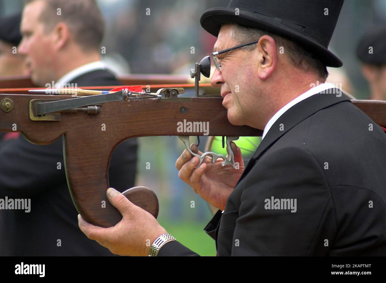 Heeswijk, Niederlande, Europäische Gemeinschaft Historischer Schützen; der Crosbowman im Hut zielt mit der Armbrust auf das Ziel Stockfoto