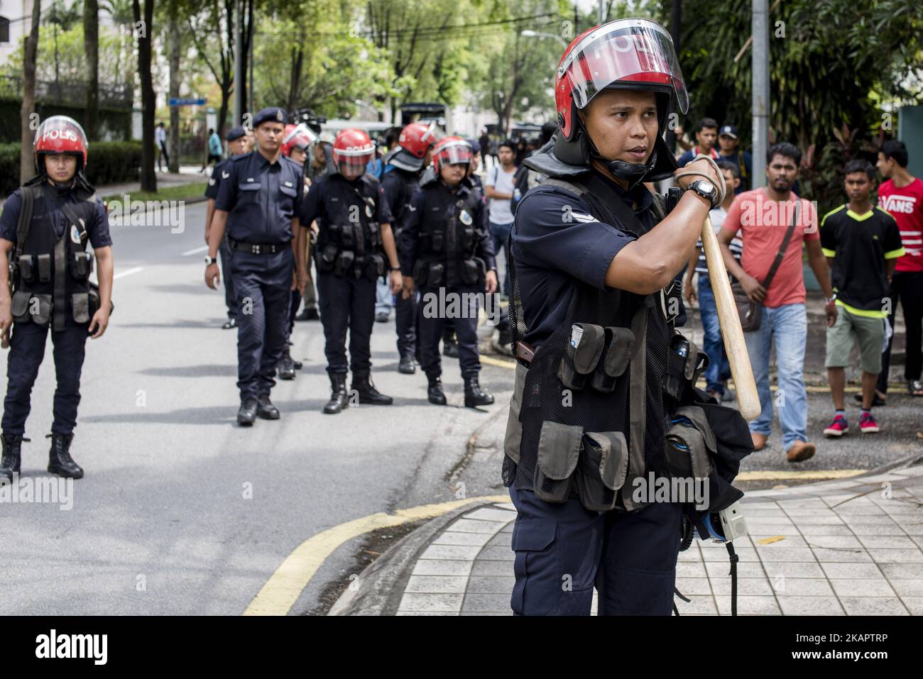 Die Light Strike Force (LSF) der malaysischen Polizei steht Wachen vor der Botschaft von Myanmar während eines Protestes gegen die Verfolgung von Rohingya-Muslimen in Myanmar am 30. August 2017 in Kuala Lumpur, Malaysia. (Foto von Chris Jung/NurPhoto) Stockfoto