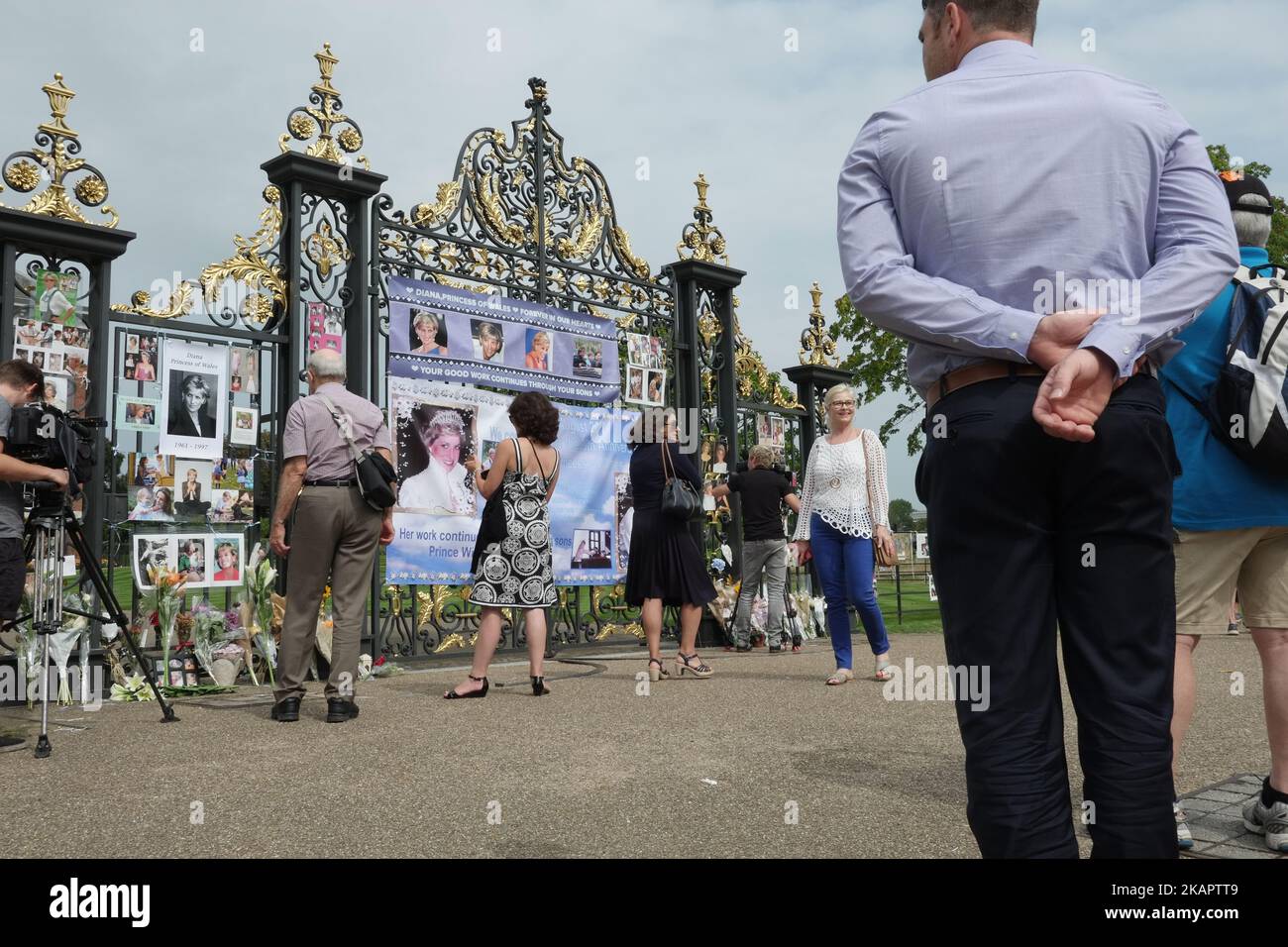 Am 29. August 2017 versammeln sich Menschen vor dem kensington Palace, um Blumen und andere Ehrungen zu legen. Großbritannien bereitet sich auf den zwanzigsten Jahrestag des Todes von Diana, Prinzessin von Wales, vor. Am 31. August 1997 starb die britische Prinzessin Diana von Wales bei einem Hochgeschwindigkeitsunfall in Paris. In der darauffolgenden Woche, die vor ihrem spektakulären Begräbnis stand, wurde Großbritannien in eine beispiellose Welle der Trauer der Bevölkerung gestürzt, die die Monarchie erschütterte. (Foto von Jay Shaw Baker/NurPhoto) Stockfoto