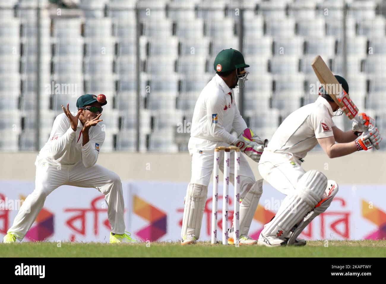 Der Australier David Warner spielt eine Chance, als der bangladeschische Feldspieler Soumya Sarkar am dritten Tag des ersten Testspieles zwischen Bangladesch und Australien im Shere Bangla National Stadium am 29. August 2017 in Mirpur, Bangladesch, die Chance verpasste. (Foto von Ahmed Salahuddin/NurPhoto) Stockfoto