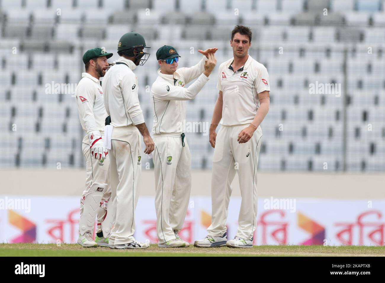 Steve Smith, der Kapitän des australischen Cricket-Teams, nimmt am dritten Tag des ersten Testkampfes zwischen Bangladesch und Australien im Shere Bangla National Stadium am 29. August 2017 in Mirpur, Bangladesch, eine Rezension Teil. (Foto von Ahmed Salahuddin/NurPhoto) Stockfoto