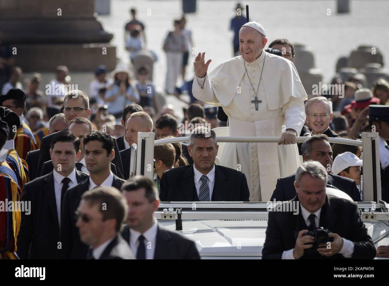 Papst Franziskus begrüßt die Gläubigen, als er am 30. August 2017 zur Feier seiner wöchentlichen Generalaudienz auf dem Petersplatz in Vatikanstadt, Vatikan, eintrifft. Papst Franziskus appellierte am Mittwoch für eine respektvolle und verantwortungsvolle Haltung gegenüber der Schöpfung vor dem dritten Weltgebetstag für die Sorge um die Schöpfung. (Foto: Giuseppe Ciccia/NurPhoto) Stockfoto