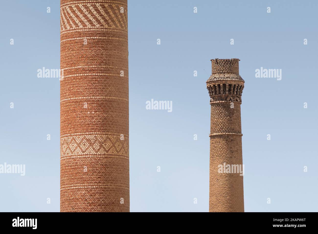 Industriekamine aus gemusterten roten Ziegeln am Ufer des Nils, Ägypten Stockfoto